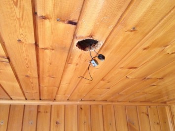 Foto: Stroboskop in der Decke eines Balkons unter einem Scheinwerfer