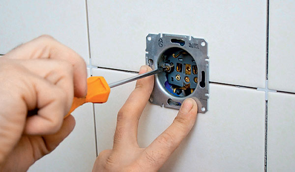 Instalación de cableado en el baño.