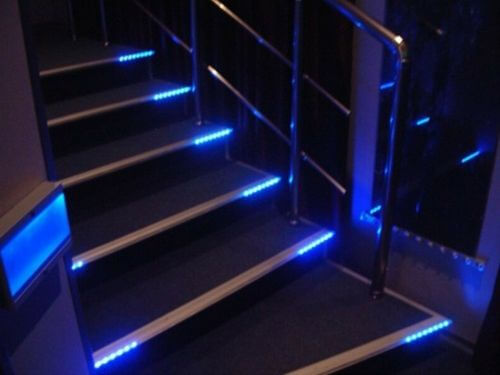 Iluminación de escalera LED en la casa