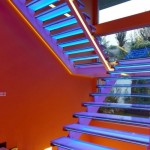 Iluminación moderna de escalera azul