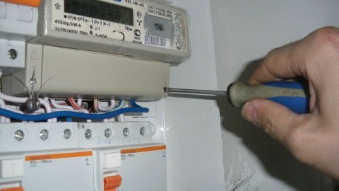 كيفية إزالة عداد الكهرباء