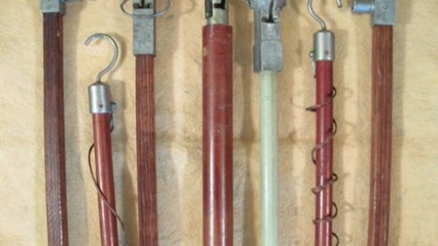 What is an insulating rod and what is it for?