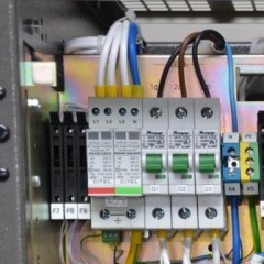 How to connect an SPD in a single-phase and three-phase network?