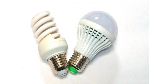 أيهما أفضل: مصابيح LED أم موفرة للطاقة؟