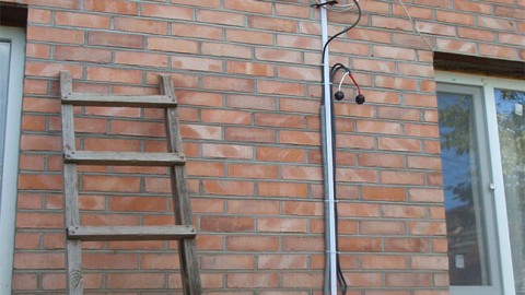 Cómo pasar un cable sobre la fachada de un edificio y qué requisitos deben considerarse