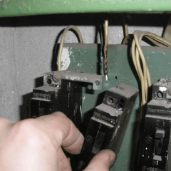 Correct replacement of circuit breakers in the panel