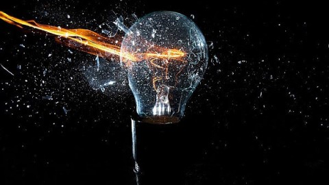 لماذا تنفجر المصابيح الكهربائية عند تشغيل الضوء وكيفية تجنبه