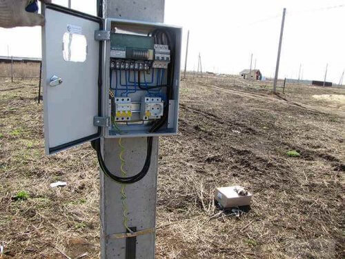 Conexión a tierra del panel eléctrico en el poste.