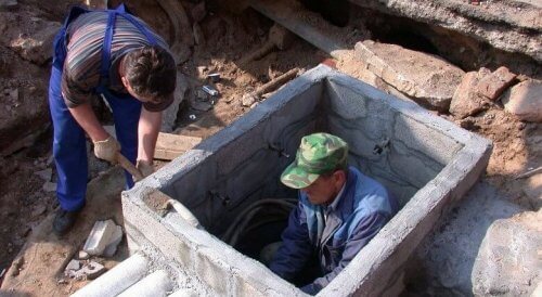 Construcción de un pozo para conductos de cables.