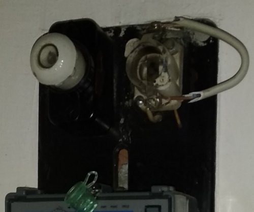 Kontakt im elektrischen Stecker